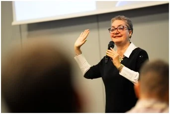 Brigitte Blandin impartiendo una formación presencial