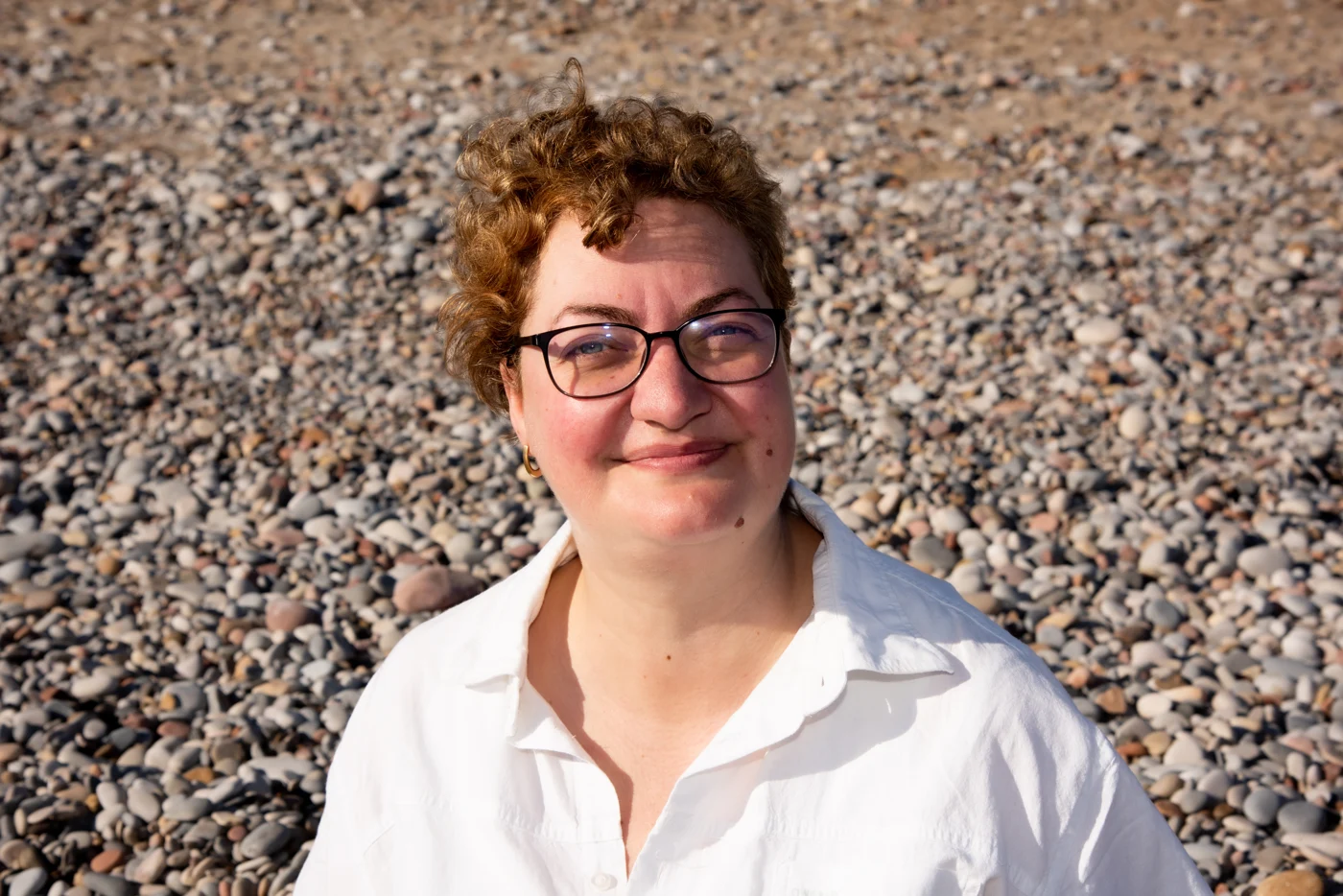 Brigitte Blandin sonriendo junto al mar